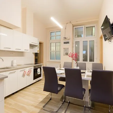 Ferenc 18 - Your Bright Inner 3 Bedroom ブダペスト